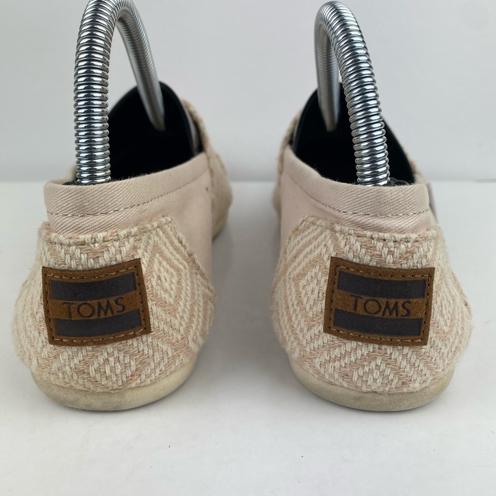 Toms Slip on Shoes. - Picture 3 of 8